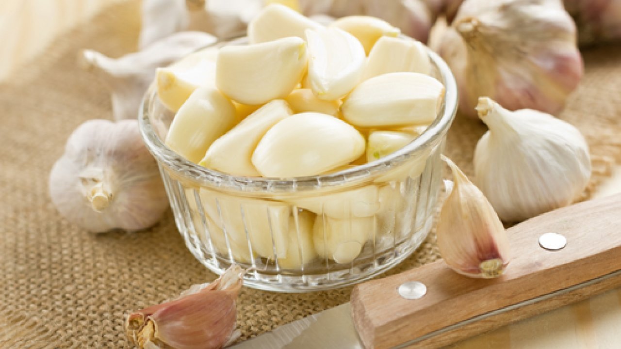 Mangiare aglio crudo: quanti benefici per l'organismo! 