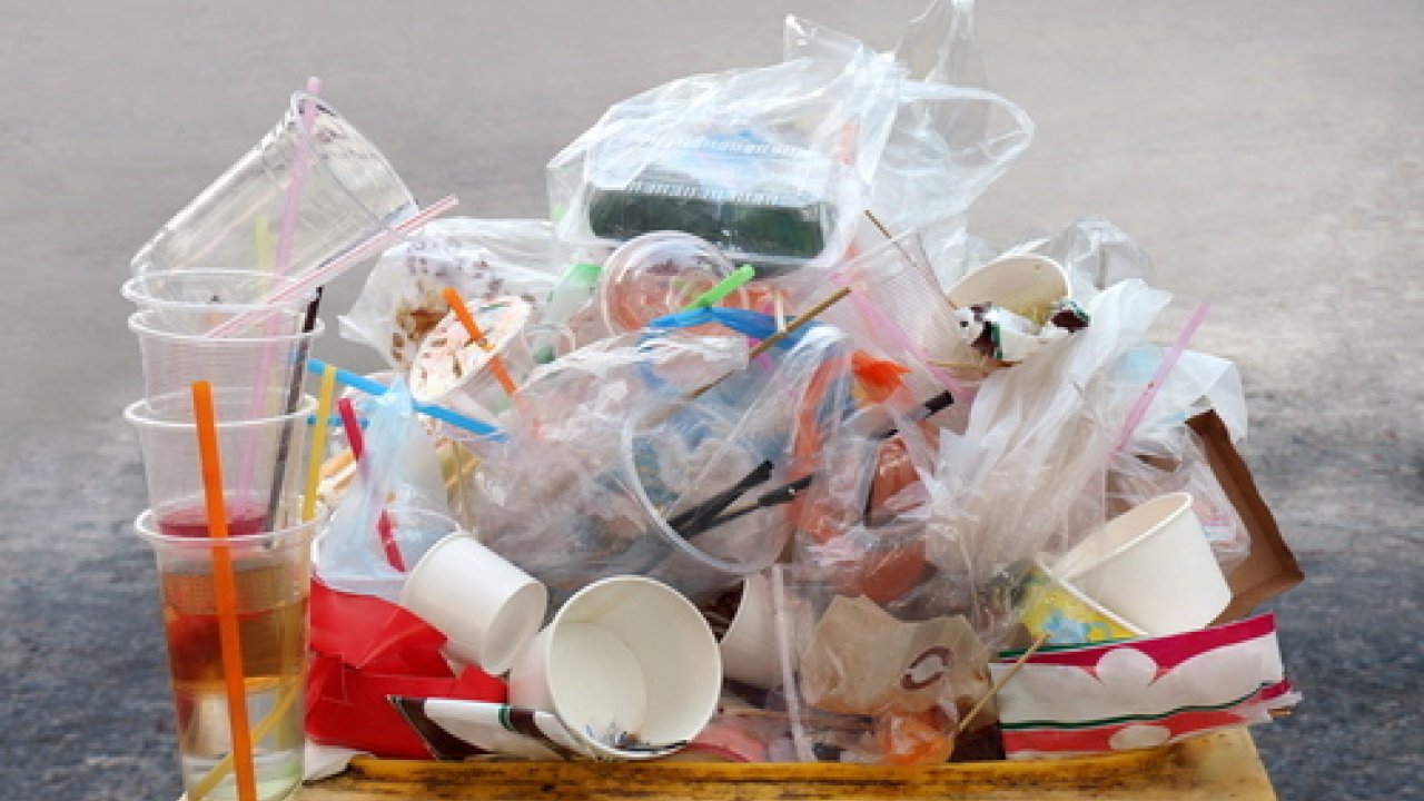 Plastica monouso, dal 2019 addio a posate, piatti e bicchieri