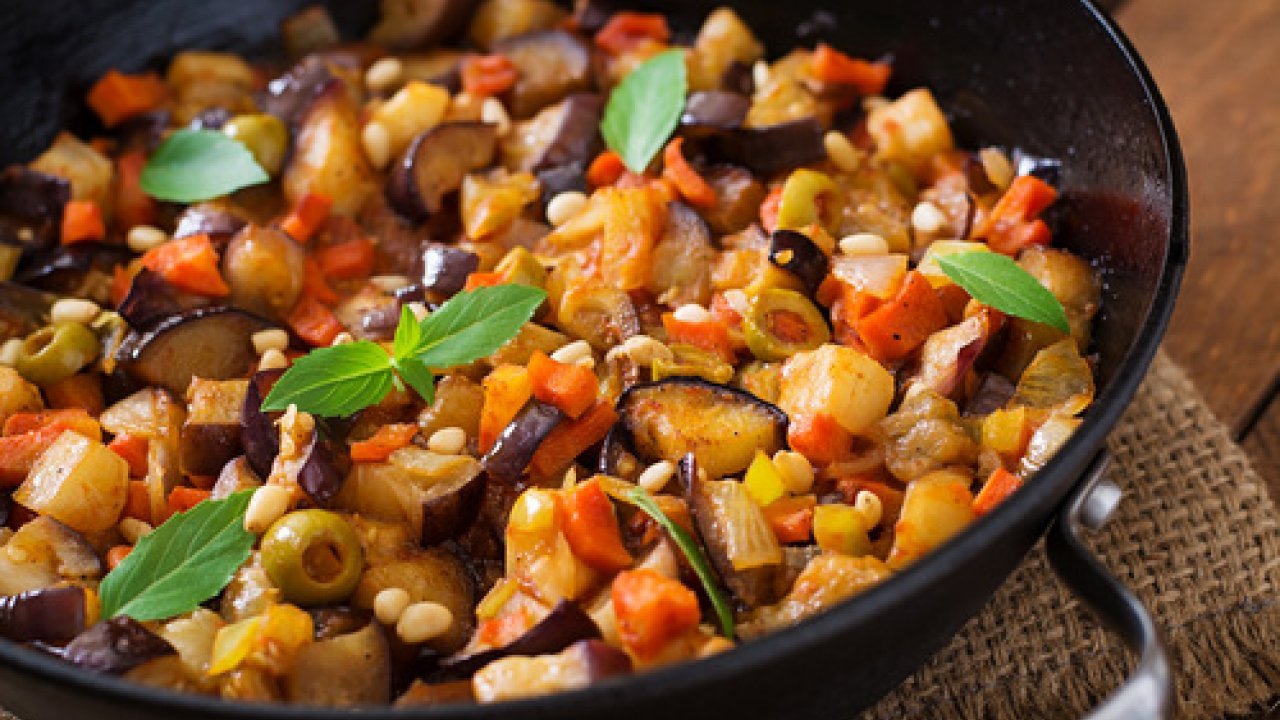 La caponata siciliana: origini e diverse varietà