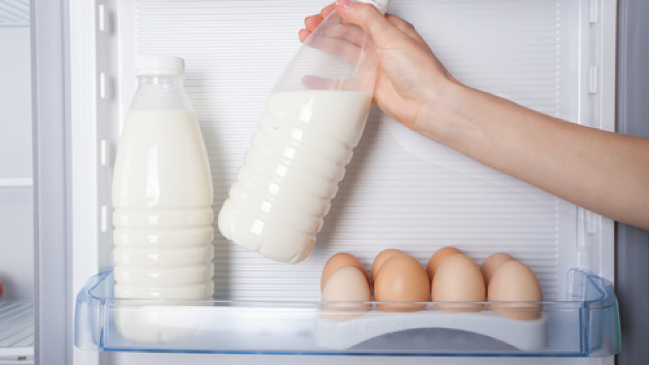Conservare il latte, mai nello sportello del frigorifero