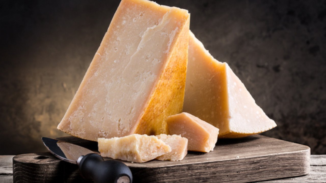 Il parmigiano fa male? l'allarme dell'oms e il paragone con le sigarette