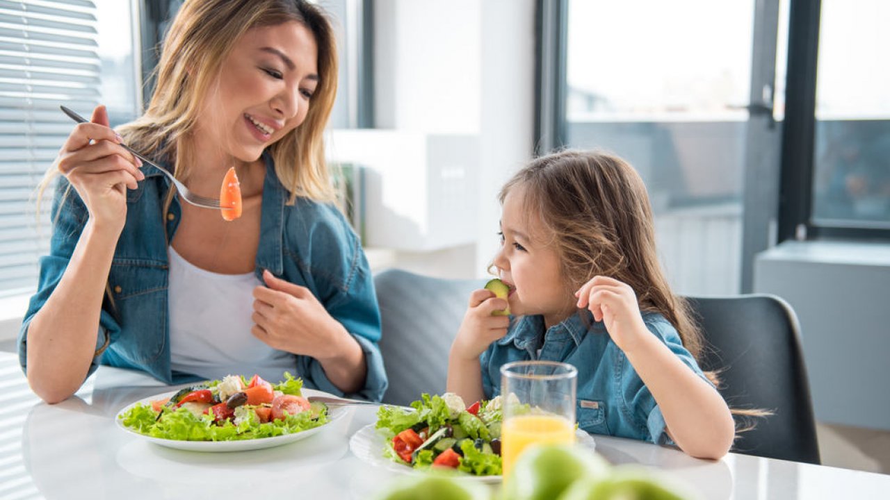 Convincere i bambini a mangiare insalata