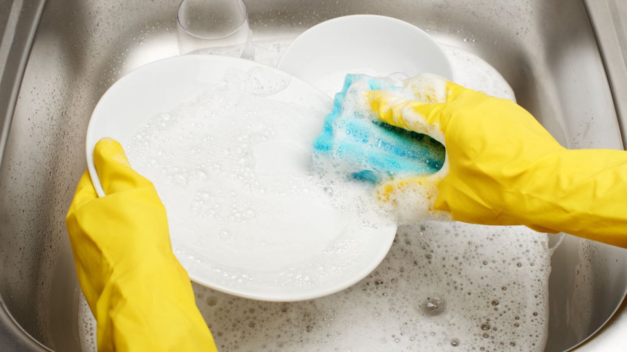 Come lavare i piatti eliminando il cattivo odore