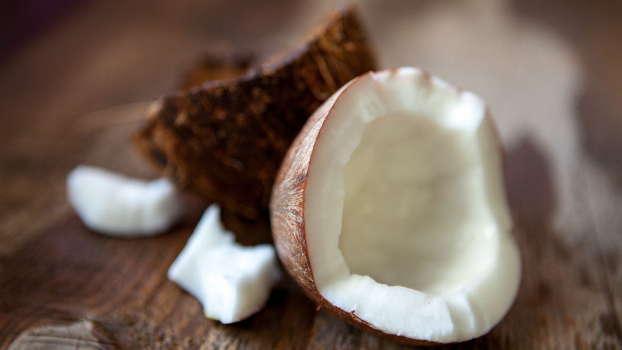 Come aprire il cocco a metà