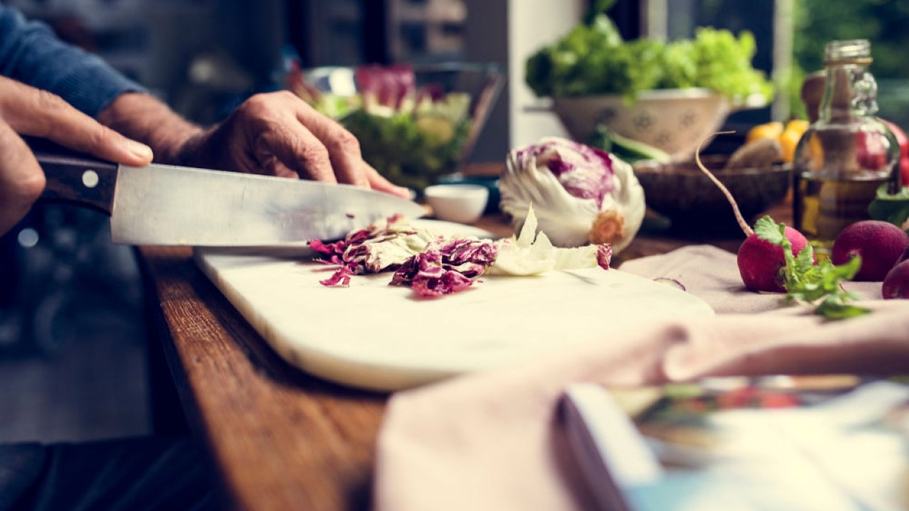 Pulire e tagliare il radicchio