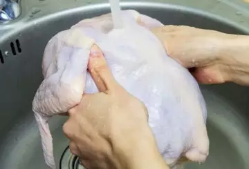 Pulire il pollo intero