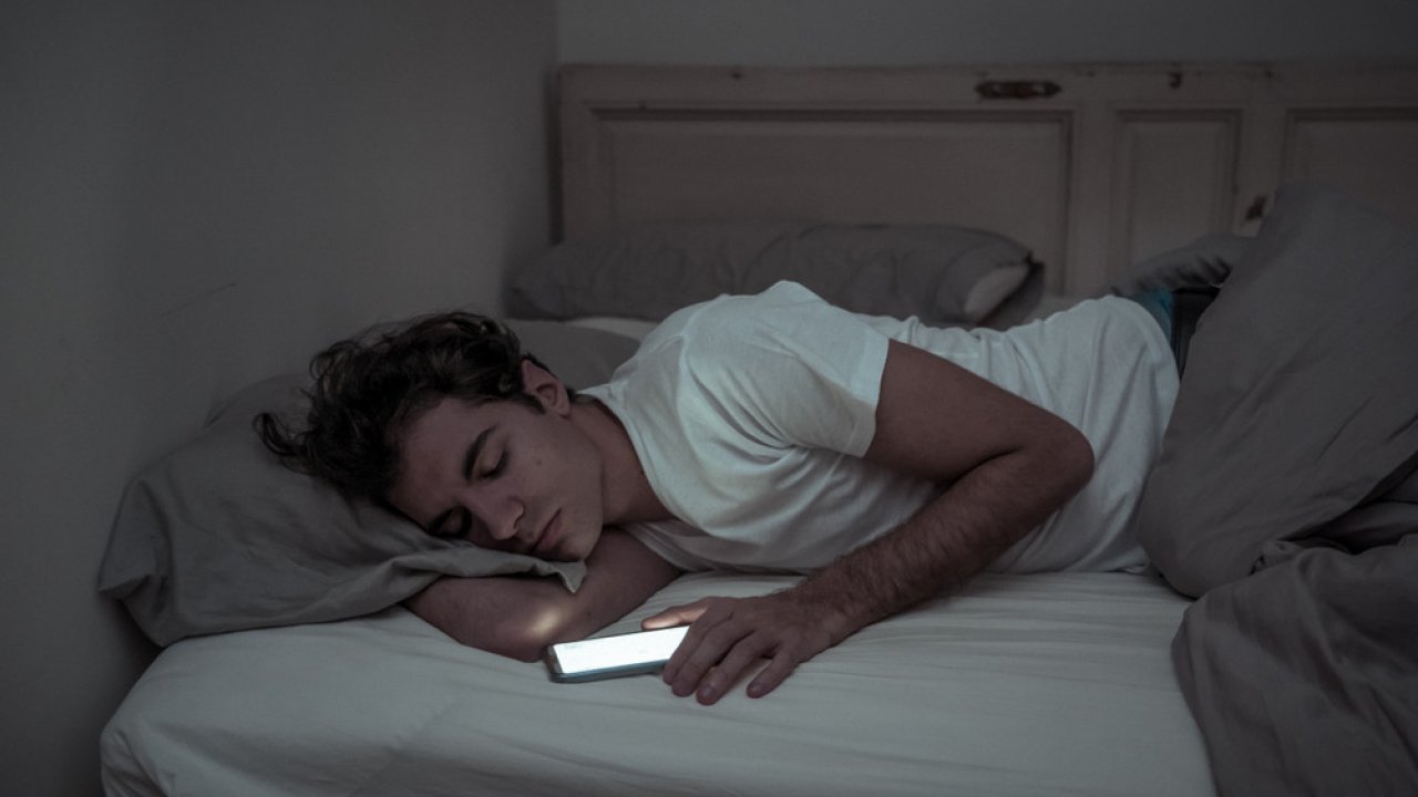 Guai a usare lo smartphone prima di dormire