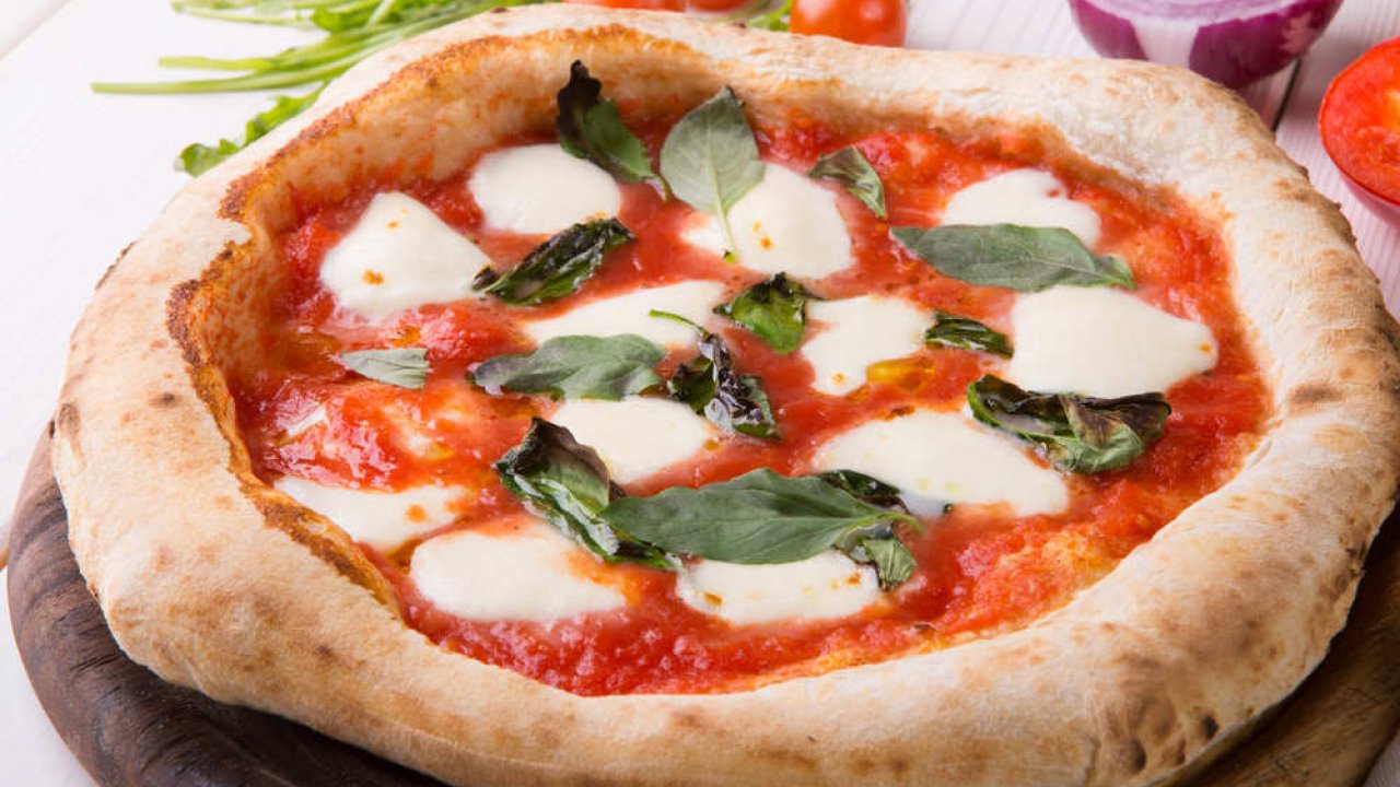 Arriva la moneta con pizza e mozzarella