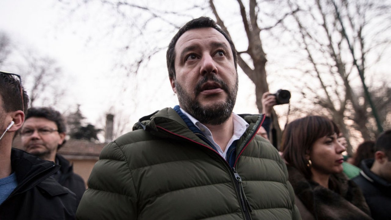 Colazione con i fan: salvini resta fuori ad un bar