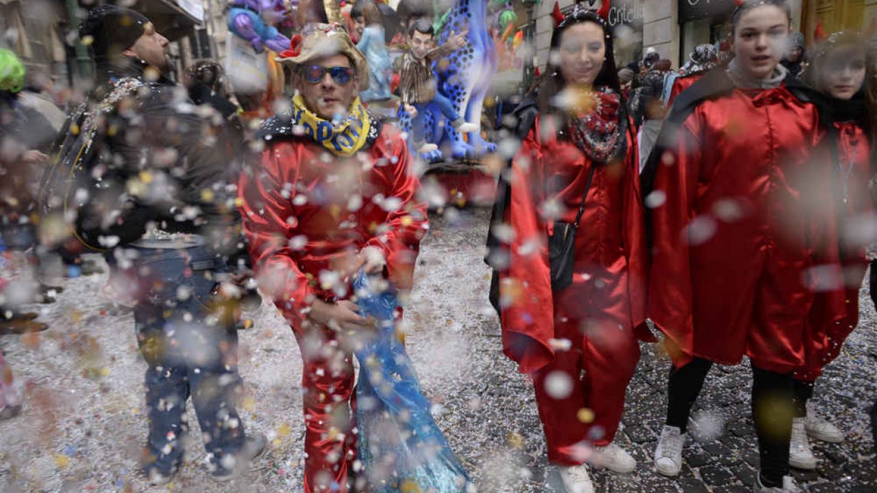 Perché si lanciano i coriandoli a carnevale?