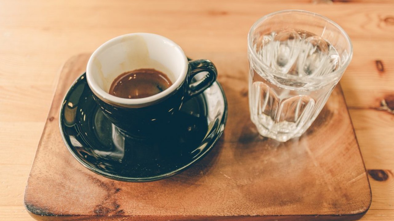 Bere acqua prima o dopo il caffè
