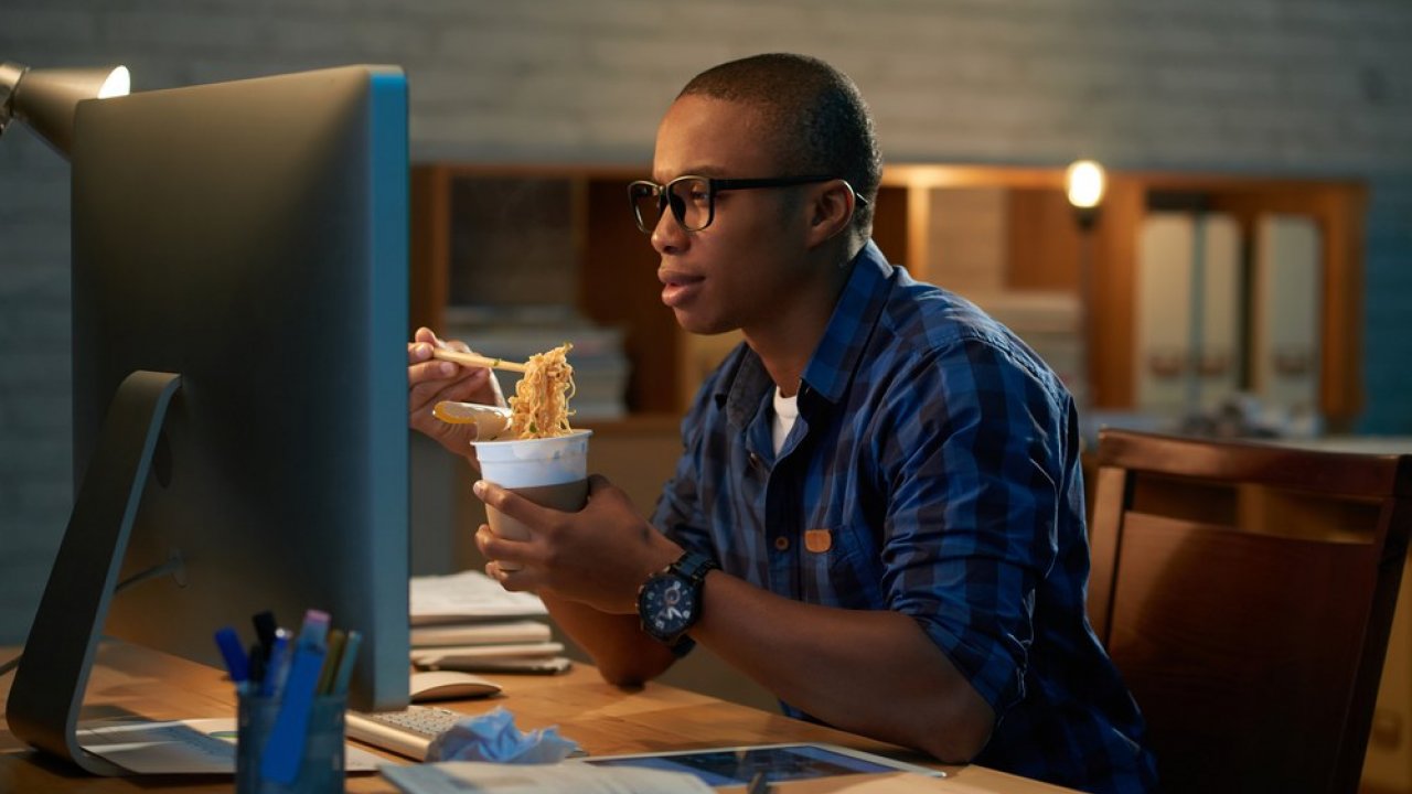 Mangiare davanti alla tv o al pc