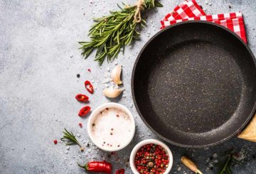 Far tornare antiaderente una padella consumata