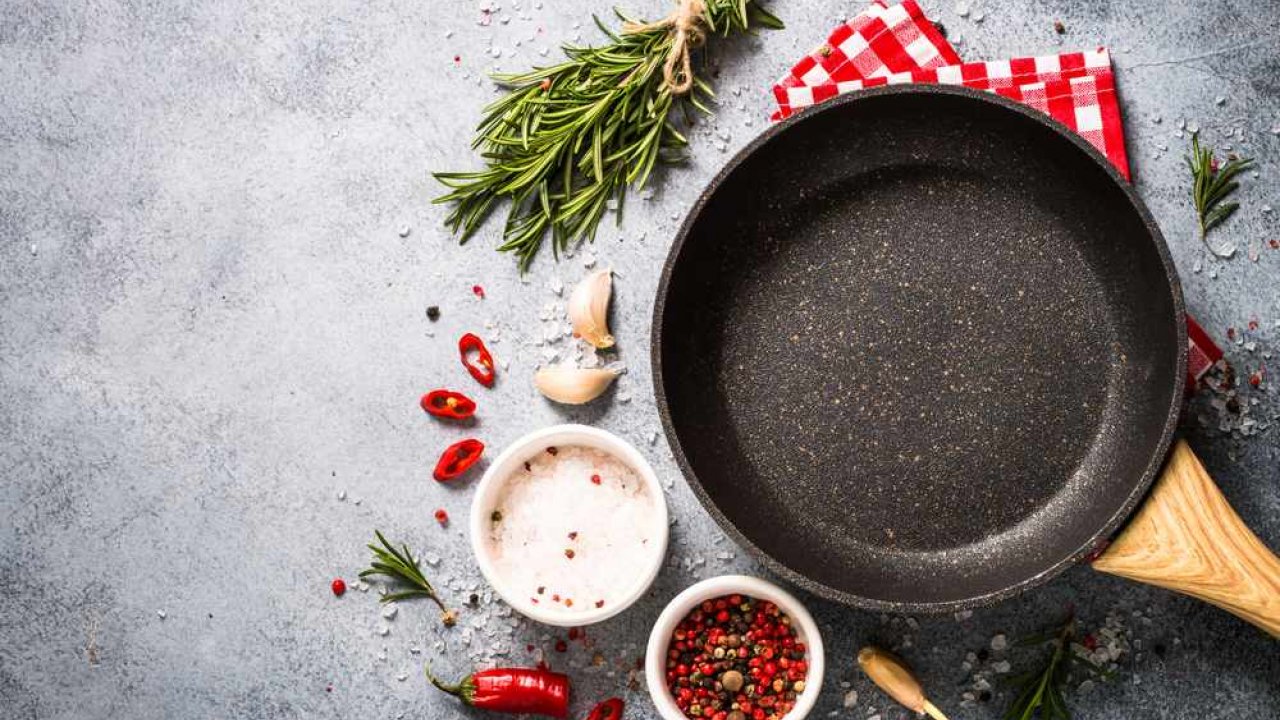 Far tornare antiaderente una padella consumata