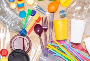 La scuola si paga con la plastica da riciclare