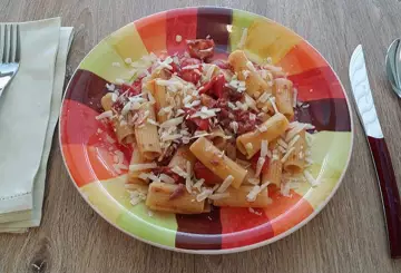 RIGATONI CON CARNE IN SCATOLA