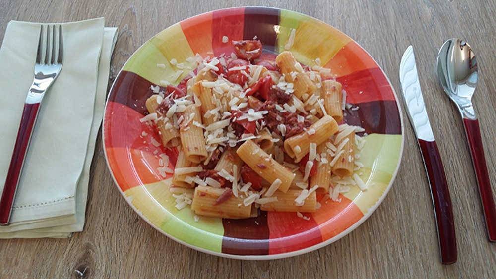 Rigatoni con carne in scatola