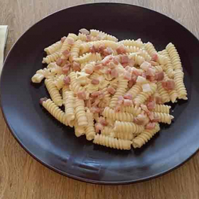 FUSILLI CON PANNA E PANCETTA