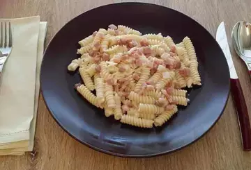 FUSILLI CON PANNA E PANCETTA