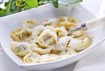 CAPPELLETTI IN BRODO