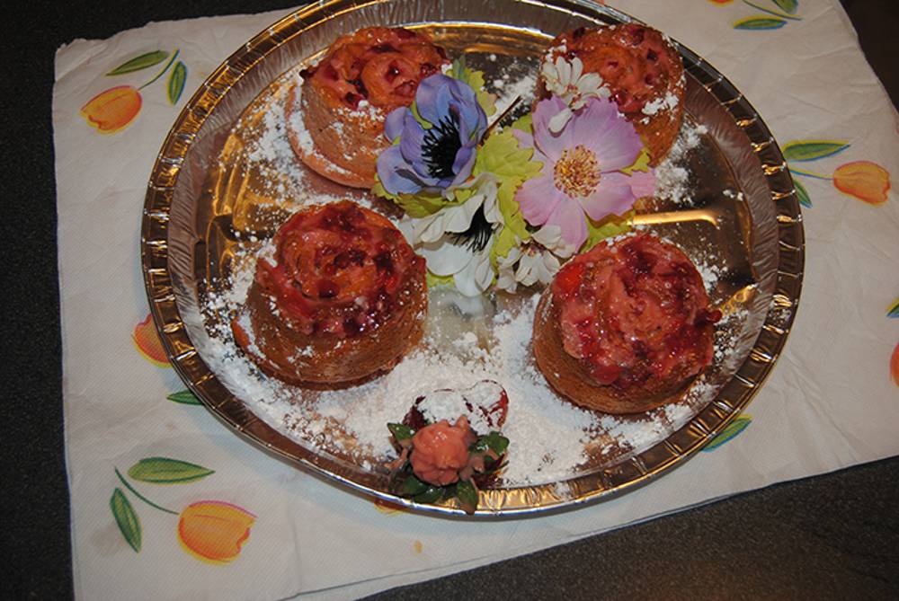 Dolcetti di rosa e cestini di fiori