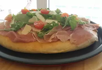 FOCACCIA  PROSCIUTTO CRUDO RUCOLA E SCAGLIE DI PARMIGIANO