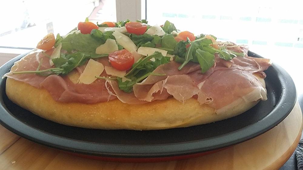 Focaccia  Prosciutto Crudo Rucola e Scaglie di Parmigiano