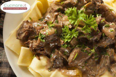 Manzo alla stroganoff con pappardelle