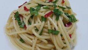 Spaghetti aglio olio e peperoncino preparazione 7