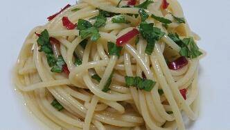 Spaghetti aglio olio e peperoncino Spaghetti aglio olio e peperoncino