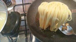 Spaghetti aglio olio e peperoncino preparazione 4