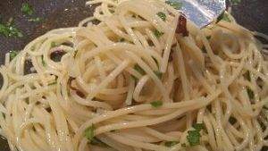 Spaghetti aglio olio e peperoncino preparazione 6