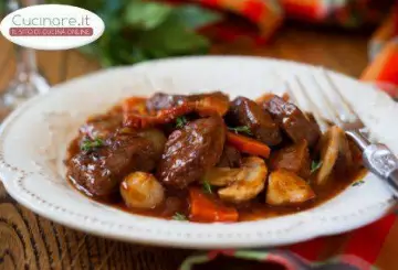 BRASATO AI FUNGHI E VINO ROSSO