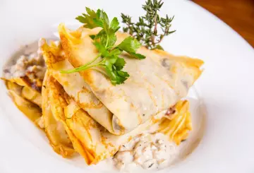 CREPES AI FUNGHI CON PROVOLA E PROSCIUTTO