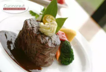 FILETTO DI MAIALE CON SALSA AL VINO