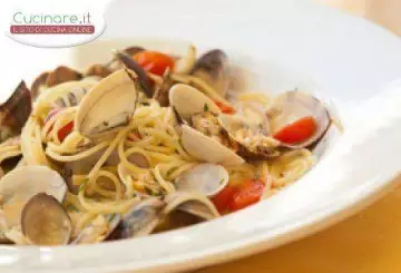 LINGUINE ALLE VONGOLE E POMODORINI