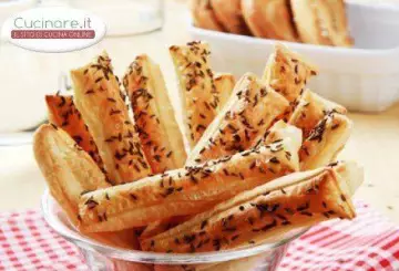 BASTONCINI DI PASTA SFOGLIA AL FORMAGGIO