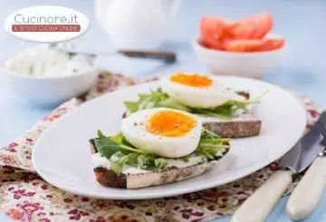 BRUSCHETTA CON UOVA,FORMAGGIO FRESCO E RUCOLA