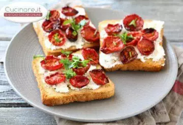 BRUSCHETTE CON FORMAGGIO FRESCO E POMODORI SECCHI