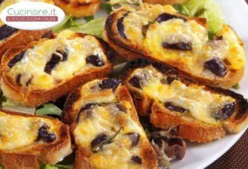 BRUSCHETTE CON OLIVE E MOZZARELLA