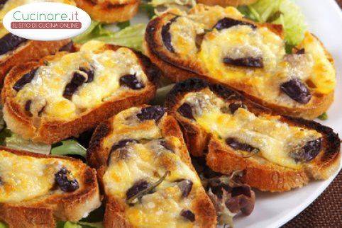 Bruschette con Olive e Mozzarella