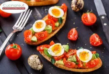 BRUSCHETTE CON POMODORI, AVOCADO E UOVA DI QUAGLIA