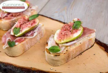 BRUSCHETTE CON PROSCIUTTO CRUDO, FICHI E MENTA PIPERITA