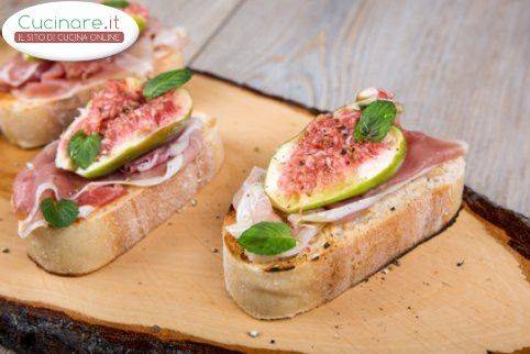 Bruschette con Prosciutto Crudo, Fichi e Menta piperita