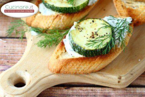 Bruschette con formaggio fresco e zucchine grigliate