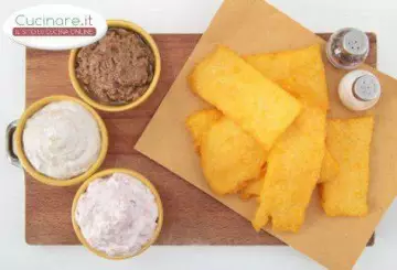 CROSTINI DI POLENTA CON SALSA
