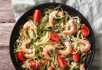 PASTA CON ZUCCHINE E GAMBERETTI AL POMODORO FRESCO