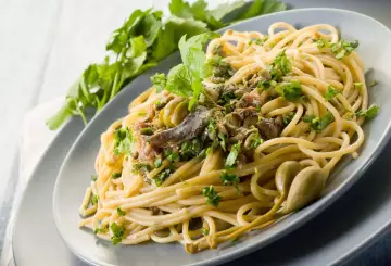 SPAGHETTI CON LE ACCIUGHE, PREZZEMOLO E CAPPERI