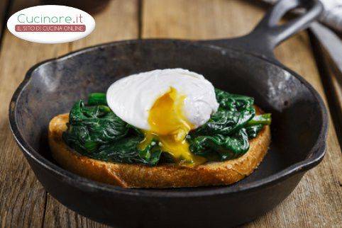 Bruschette con spinaci e uova in camicia