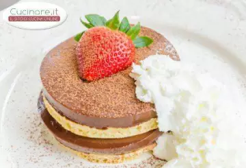 BUDINO AL CIOCCOLATO CON PANCAKE, PANNA E FRAGOLE